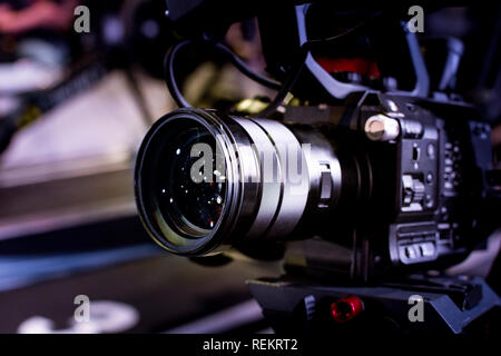 Video Erstellung Prozess backstage Konzept. vor der Aufzeichnung eines Videos Blog. Winkel Auswahl. Vorbereitung der Lage. Moderne Ausstattung Konzept Stockfoto