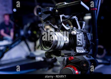 Video Erstellung Prozess backstage Konzept. vor der Aufzeichnung eines Videos Blog. Winkel Auswahl. Vorbereitung der Lage. Moderne Ausstattung Konzept Stockfoto
