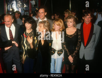 HOLLYWOOD, CA - 11. Oktober: (L-R) Schauspieler Dabney Coleman, Schauspielerin Lily Tomlin, Schauspielerin Schauspieler Cloris Leachman, Diedrich Bader, Schauspielerin Lea Thompson, Schauspielerin Erika Eleniak Schauspieler Jim Varney an Warner Bros. Pictures' "The Beverly Hillbillies" Premiere am 11. Oktober 1993 im Mann's Chinese Theatre in Hollywood, Kalifornien. Foto von Barry King/Alamy Stock Foto Stockfoto