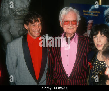 HOLLYWOOD, CA - 11. Oktober: Schauspieler Jim Varney, Schauspieler Buddy Ebsen und Schauspielerin Lily Tomlin an Warner Bros. Pictures' "The Beverly Hillbillies" Premiere am 11. Oktober 1993 im Mann's Chinese Theatre in Hollywood, Kalifornien. Foto von Barry King/Alamy Stock Foto Stockfoto