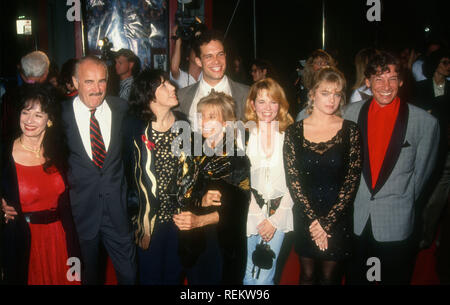 HOLLYWOOD, CA - 11. Oktober: (L-R) Schauspielerin Penny Fuller, Schauspieler Dabney Coleman, Schauspielerin Lily Tomlin, Schauspielerin Schauspieler Cloris Leachman, Diedrich Bader, Schauspielerin Lea Thompson, Schauspielerin Erika Eleniak Schauspieler Jim Varney an Warner Bros. Pictures' "The Beverly Hillbillies" Premiere am 11. Oktober 1993 im Mann's Chinese Theatre in Hollywood, Kalifornien. Foto von Barry King/Alamy Stock Foto Stockfoto