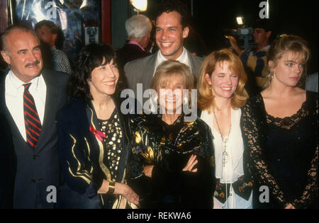 HOLLYWOOD, CA - 11. Oktober: (L-R) Schauspieler Dabney Coleman, Schauspielerin Lily Tomlin, Schauspielerin Schauspieler Cloris Leachman, Diedrich Bader, Schauspielerin Lea Thompson und Schauspielerin Erika Eleniak an Warner Bros. Pictures' "The Beverly Hillbillies" Premiere am 11. Oktober 1993 im Mann's Chinese Theatre in Hollywood, Kalifornien. Foto von Barry King/Alamy Stock Foto Stockfoto