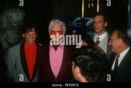 HOLLYWOOD, CA - 11. Oktober: Schauspieler Jim Varney, Schauspieler Buddy Ebsenm, Schauspielerin Lily Tomlin, Schauspieler DIedrich Bader und Schauspieler Dabney Coleman an Warner Bros. Pictures' "The Beverly Hillbillies" Premiere am 11. Oktober 1993 im Mann's Chinese Theatre in Hollywood, Kalifornien. Foto von Barry King/Alamy Stock Foto Stockfoto