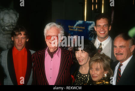 HOLLYWOOD, CA - 11. Oktober: Schauspieler Jim Varney, Schauspieler Buddy Ebsen, Schauspielerin Lily Tomlin, Schauspieler DIedrich Bader, Schauspielerin Cloris Leachman und Schauspieler Dabney Coleman an Warner Bros. Pictures' "The Beverly Hillbillies" Premiere am 11. Oktober 1993 im Mann's Chinese Theatre in Hollywood, Kalifornien. Foto von Barry King/Alamy Stock Foto Stockfoto