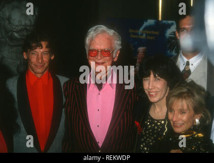 HOLLYWOOD, CA - 11. Oktober: Schauspieler Jim Varney, Schauspieler Buddy Ebsenm, Schauspielerin Lily Tomlin, Schauspieler DIedrich Bader und Schauspielerin Cloris Leachman an Warner Bros. Pictures' "The Beverly Hillbillies" Premiere am 11. Oktober 1993 im Mann's Chinese Theatre in Hollywood, Kalifornien. Foto von Barry King/Alamy Stock Foto Stockfoto