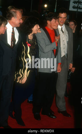 HOLLYWOOD, CA - 11. Oktober: Schauspieler Dabney Coleman, Schauspielerin / Schauspieler Lily Tomlin, Schauspieler Jim Varney und Schauspieler Diedrich Bader an Warner Bros. Pictures' "The Beverly Hillbillies" Premiere am 11. Oktober 1993 im Mann's Chinese Theatre in Hollywood, Kalifornien. Foto von Barry King/Alamy Stock Foto Stockfoto