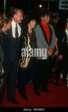 HOLLYWOOD, CA - 11. Oktober: Schauspieler Dabney Coleman, Schauspielerin / Schauspieler Lily Tomlin und Schauspieler Jim Varney an Warner Bros. Pictures' "The Beverly Hillbillies" Premiere am 11. Oktober 1993 im Mann's Chinese Theatre in Hollywood, Kalifornien. Foto von Barry King/Alamy Stock Foto Stockfoto