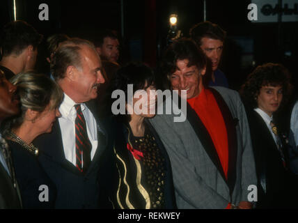 HOLLYWOOD, CA - 11. Oktober: Schauspieler Dabney Coleman, Schauspielerin / Schauspieler Lily Tomlin und Schauspieler Jim Varney an Warner Bros. Pictures' "The Beverly Hillbillies" Premiere am 11. Oktober 1993 im Mann's Chinese Theatre in Hollywood, Kalifornien. Foto von Barry King/Alamy Stock Foto Stockfoto