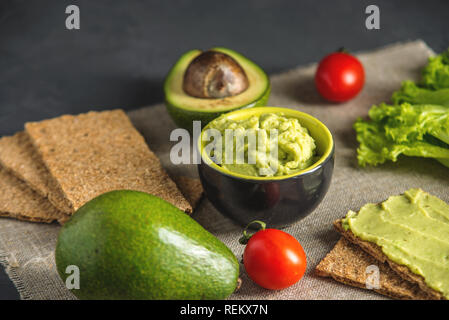 Traditionelle mexikanische kalte Vorspeise von Pürierter avocado Zellstoff mit Brot und Gemüse auf dem Tisch. Konzept gesunde vegetarische Frühstück Stockfoto