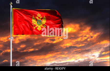 Flagge von Montenegro am Fahnenmast im Wind flattern gegen einen farbenprächtigen Sonnenuntergang Himmel. Stockfoto