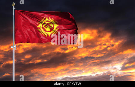 Flagge Kirgisistan am Fahnenmast im Wind flattern gegen einen farbenprächtigen Sonnenuntergang Himmel. Stockfoto