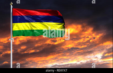 Flagge von Mauritius am Fahnenmast im Wind flattern gegen einen farbenprächtigen Sonnenuntergang Himmel. Stockfoto