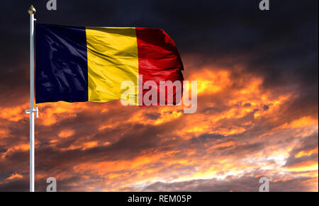 Flagge Tschad am Fahnenmast im Wind flattern gegen einen farbenprächtigen Sonnenuntergang Himmel. Stockfoto