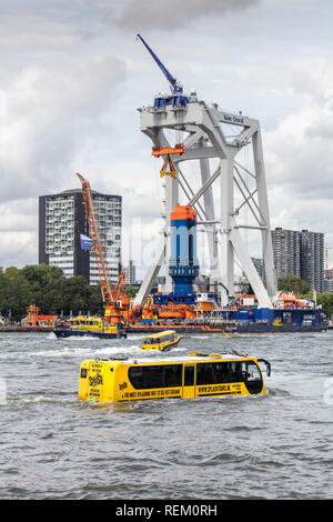 Die Niederlande, Rotterdam, Rotterdam, Hafen. Van Oord international marine Auftragnehmer. Heavy lift Schiff Svanen. Amphibian Bus. Splashtours Stockfoto