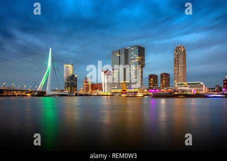 Die Niederlande, Rotterdam, Rotterdam. Skyline der Stadt, die auch als Kop van Zuid. Erasmus Brücke. Lange Belichtung. Stockfoto