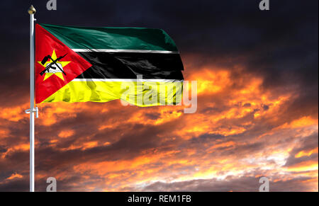 Flagge Mosambik am Fahnenmast im Wind flattern gegen einen farbenprächtigen Sonnenuntergang Himmel. Stockfoto