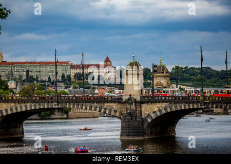 Prag, tschechische Republik - 28. AUGUST 2015: Tretboote fahren und fahren Sie unter der mittelalterlichen Chec Brücke an der Moldau, Prag, Tschechische Republik Stockfoto