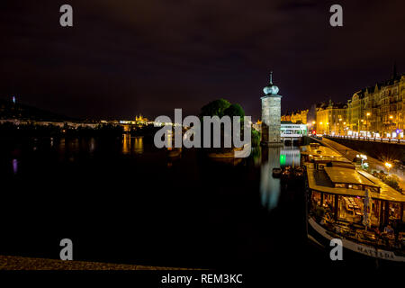 Prag, tschechische Republik - 28 AUGUST, 2015: Die Menschen essen in schwimmende Boot Restaurants in der Nacht, Moldau, Prag, Hauptstadt der Tschechischen Republik im Sommer. Stockfoto