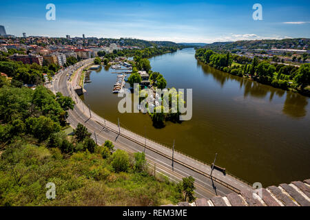 Prag, tschechische Republik - 29 AUGUST, 2015: Schöne grüne Wasserpark mit Yachten ist am Ostufer der Moldau Prag gebaut, Wohngegend Stockfoto