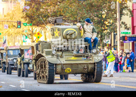 Portland, Oregon, USA - 12. November 2018: Die jährliche Ross Hollywood Kapelle Veterans Day Parade, im Nordosten von Portland. Stockfoto