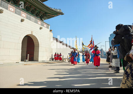 Seoul, Südkorea - 17 Januar, 2019: Januar 17, 2019 in traditionellen Kostümen aus Gwanghwamun gate Der Gyeongbokgung Palast Wachen gekleidet. Koreanische t Stockfoto