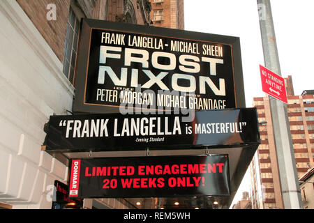 New York, NY - 22. April: (Außen) an der Frost/Nixon öffnung Nacht am Broadway an der Bernard B. Jacobs Theater am Sonntag, den 22. April 2007 in New Yor Stockfoto