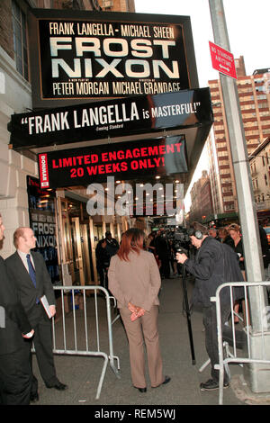 New York, NY - 22. April: (Außen) an der Frost/Nixon öffnung Nacht am Broadway an der Bernard B. Jacobs Theater am Sonntag, den 22. April 2007 in New Yor Stockfoto