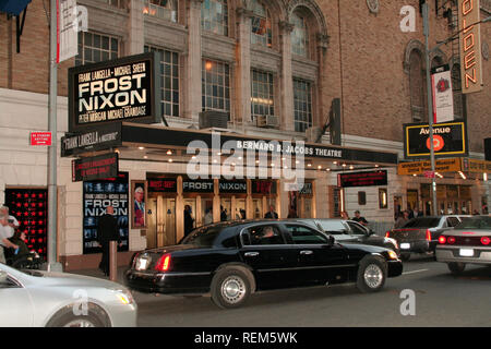 New York, NY - 22. April: (Außen) an der Frost/Nixon öffnung Nacht am Broadway an der Bernard B. Jacobs Theater am Sonntag, den 22. April 2007 in New Yor Stockfoto