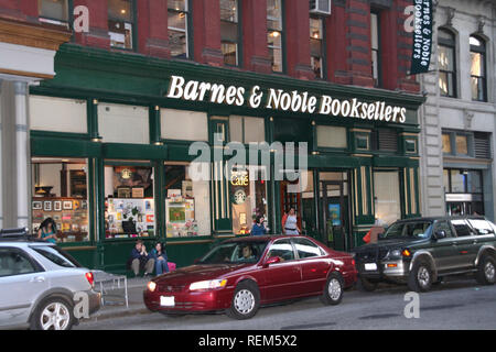 New York, NY-Mai 04: (Außen) an der Buchhandlung Aussehen durch Schauspieler Rutger Hauer, Unterzeichnung alle jene Momente und besprechen alle diese wunderbaren Genre ad Stockfoto