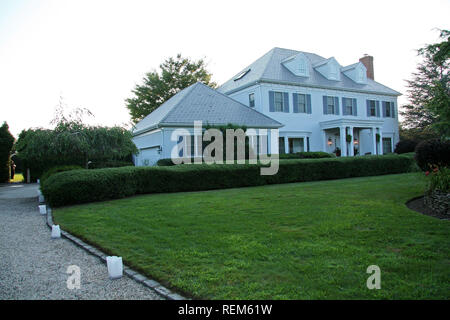 Southampton, NY - August 01: (Außen) an ein gemütliches Abendessen auf Einladung von Hampton's Magazine Haley & Jason Binn und Debra Halpert zusammen mit Sara Herber Stockfoto