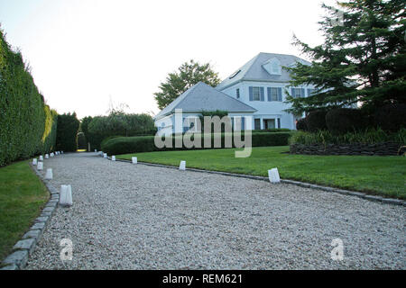 Southampton, NY - August 01: (Außen) an ein gemütliches Abendessen auf Einladung von Hampton's Magazine Haley & Jason Binn und Debra Halpert zusammen mit Sara Herber Stockfoto