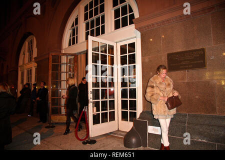 New York, NY - 12. Februar: (Außen) auf der Mercedes-Benz Fashion Week Herbst 2009 - Alvin Tal - Vorderen und hinteren Abdeckung an der Altman Gebäude Stockfoto