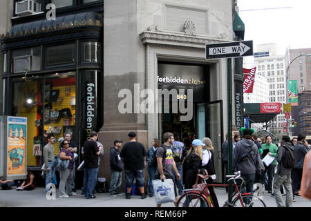 New York, NY - 11. Oktober: (außen) auf die Förderung für Hellbilly Deluxe 2 und Royal Flush Magazin Band 7 bei Forbidden Planet am Montag, Oktober Stockfoto