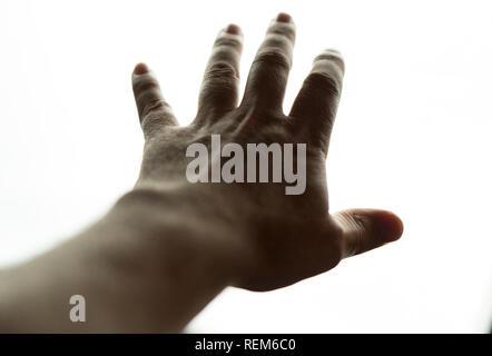 Hand erreichen für Licht, brillantes Licht mit Hand silhouetted, Hand des Menschen mit weißem Hintergrund Stockfoto