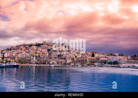 Tolle Aussicht von Kavala, die malerische Stadt von Nord Griechenland, gelegen an der Bucht von Kavala, an der Ägäis. Stockfoto