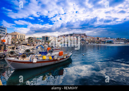 Tolle Aussicht von Kavala, die malerische Stadt von Nord Griechenland, gelegen an der Bucht von Kavala, an der Ägäis. Stockfoto