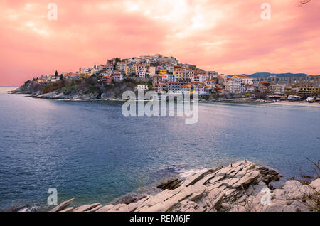 Tolle Aussicht von Kavala, die malerische Stadt von Nord Griechenland, gelegen an der Bucht von Kavala, an der Ägäis. Stockfoto