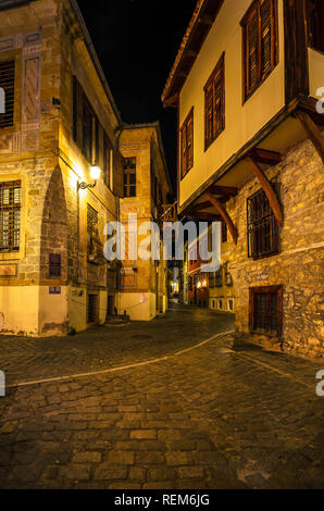 Malerische schmale Gasse und neoklassischen Gebäude bei Nacht, Merkmale, die in der Altstadt von Xanthi. Stockfoto