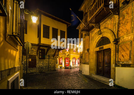 Malerische schmale Gasse und neoklassischen Gebäude bei Nacht, Merkmale, die in der Altstadt von Xanthi. Stockfoto