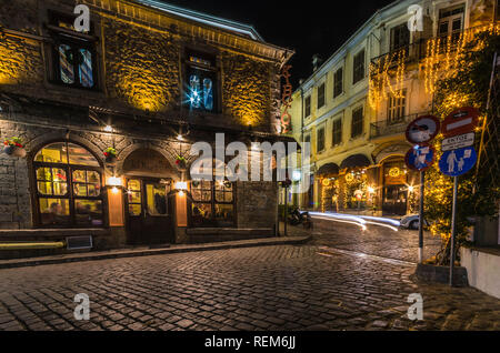 Malerische schmale Gasse und neoklassischen Gebäude bei Nacht, Merkmale, die in der Altstadt von Xanthi. Stockfoto