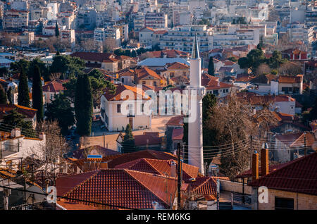 Blick von oben auf die Stadt Xanthi. Das Minarett im Vordergrund. Stockfoto