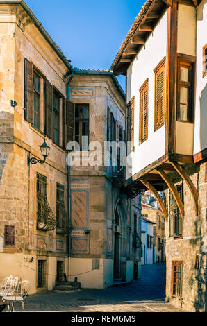 Malerische schmale Gasse und neoklassischen Gebäuden, Merkmale, die in der Altstadt von Xanthi. Stockfoto