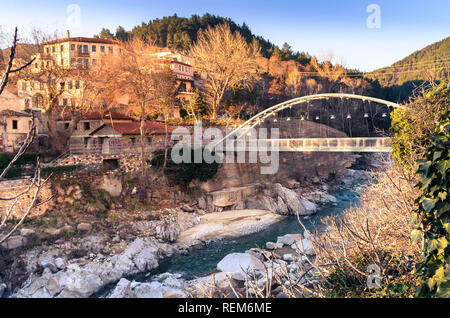 Die Altstadt von Xanthi und Kosinthos fließt der Fluss zwischen der Altstadt und der traditionellen Siedlung Samakov. Stockfoto