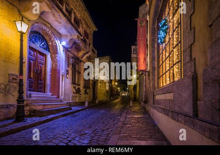 Malerische schmale Gasse und neoklassischen Gebäude bei Nacht, Merkmale, die in der Altstadt von Xanthi. Stockfoto