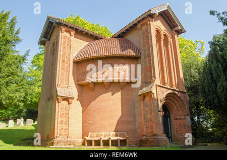 Äußere des historischen Watt Kapelle in Compton, Surrey. Ein wunderbares Beispiel der Kunst und Handwerk Bewegung der Viktorianischen Zeiten gibt es Handgemachte Stockfoto