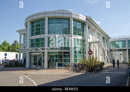 TEDDINGTON, Großbritannien - 17 Mai 2018: Haupteingang des National Physical Laboratory in South West London. Home Referenz Kilogramm des Vereinigten Königreichs, Atomic cl Stockfoto