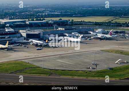 LONDON, UK, 12. JUNI 2018: Luftaufnahme von Flugzeugen am Terminal 4 des Londoner Flughafens Heathrow an einem sonnigen Sommermorgen geparkt. Flugzeuge aus Malaysi Stockfoto