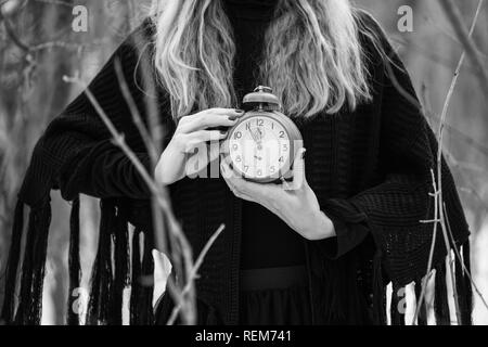 Schließen Sie herauf Bild der Frau mit Vintage Uhr, zeigt fünf bis zwölf Mal. Stockfoto