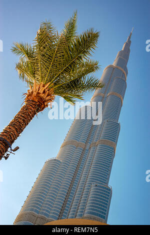 Burj Khalifa Tower und eine Palme von unten in Dubai, Vereinigte Arabische Emirate