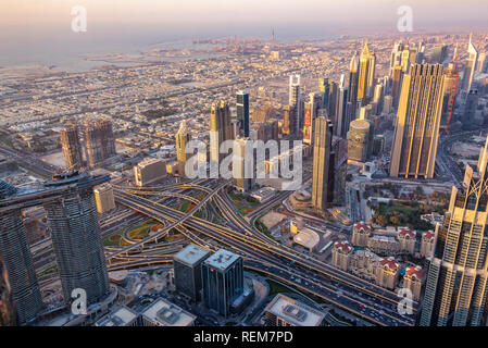 Luftaufnahme von Dubai bei Sonnenuntergang von Burj Khalifa Tower gesehen, Vereinigte Arabische Emirate Stockfoto